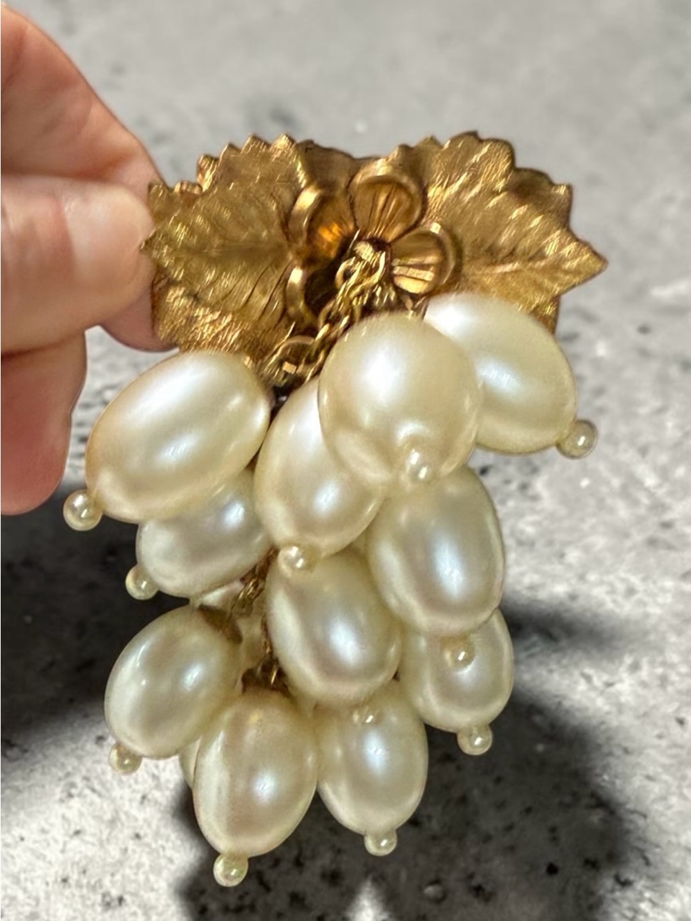 Vtg Gold Plated Leaf & Chain w/16 Glass Pearl Grapes in Cluster Brooch/4.5”- 40g